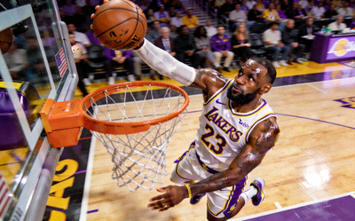 NBA季后赛詹姆斯突破上篮精彩瞬间 - 湖人队球星勒布朗·詹姆斯