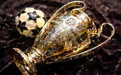 欧冠联赛奖杯与足球特写 - 欧洲冠军联赛标志性奖杯